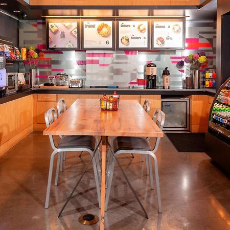 Отель Aloft Richmond West Шорт-Памп Экстерьер фото