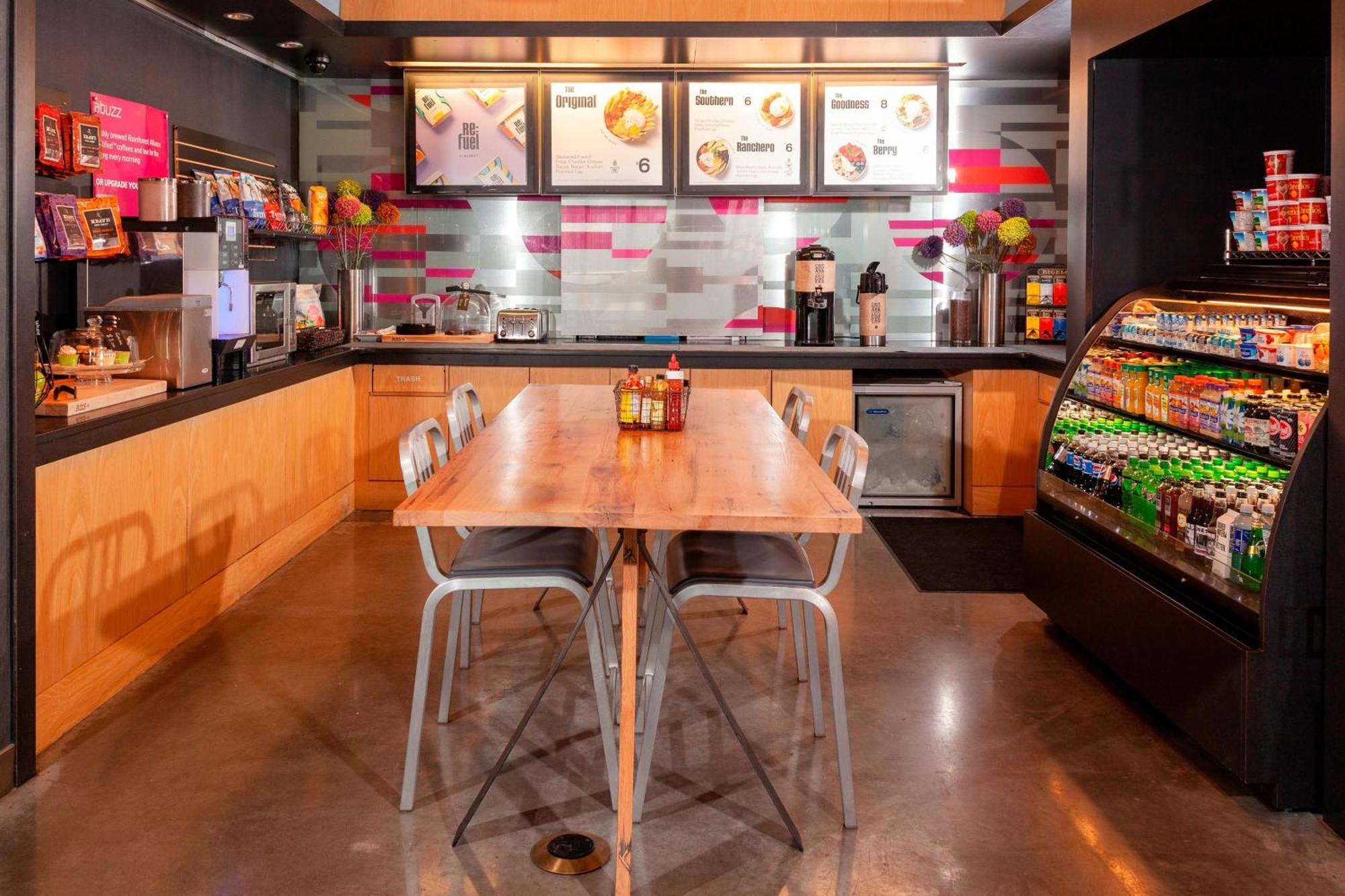 Отель Aloft Richmond West Шорт-Памп Экстерьер фото
