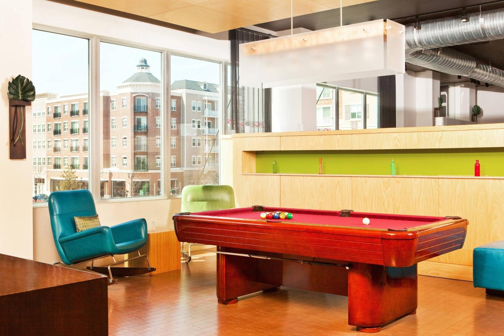 Отель Aloft Richmond West Шорт-Памп Экстерьер фото