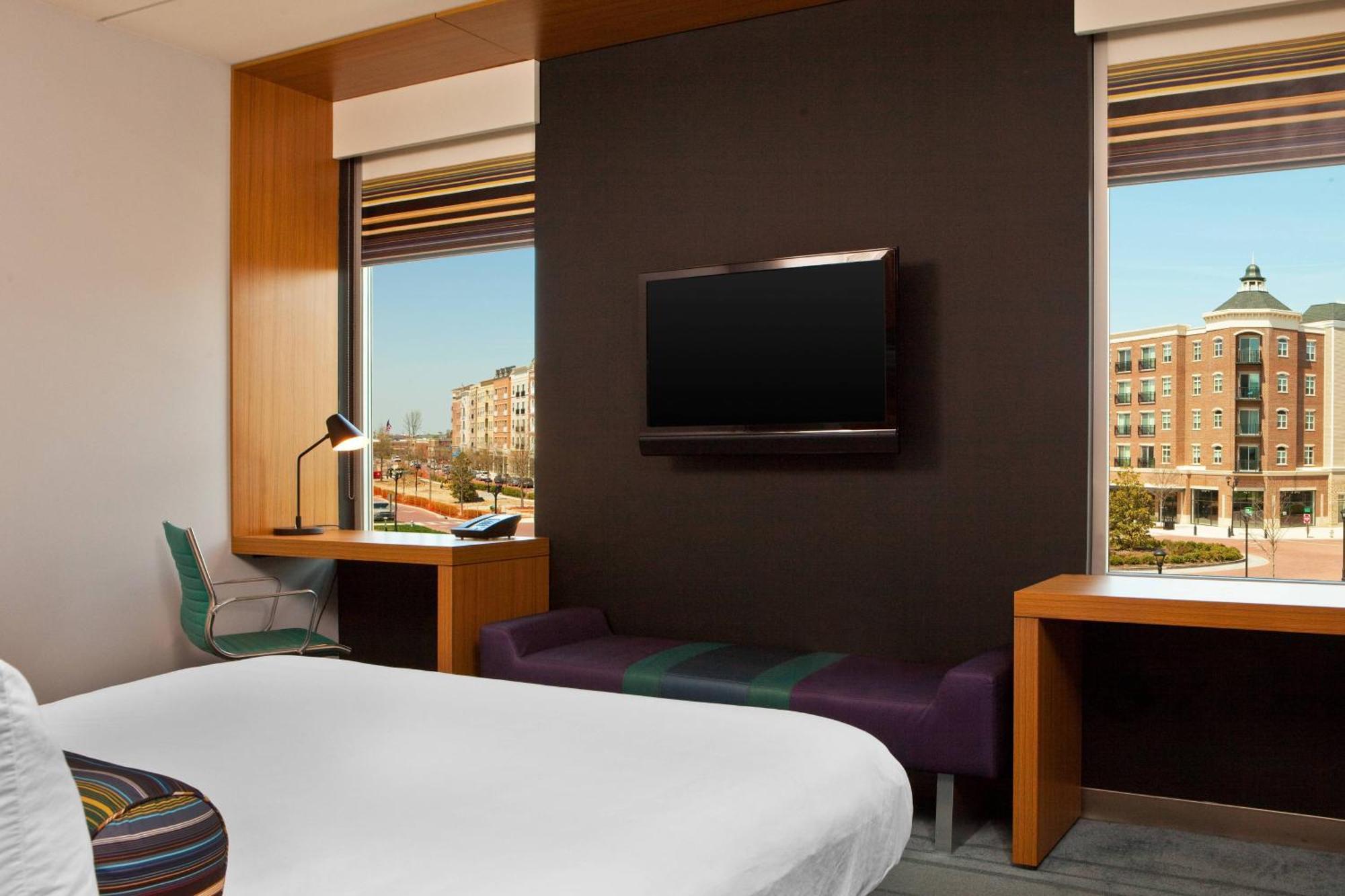 Отель Aloft Richmond West Шорт-Памп Экстерьер фото