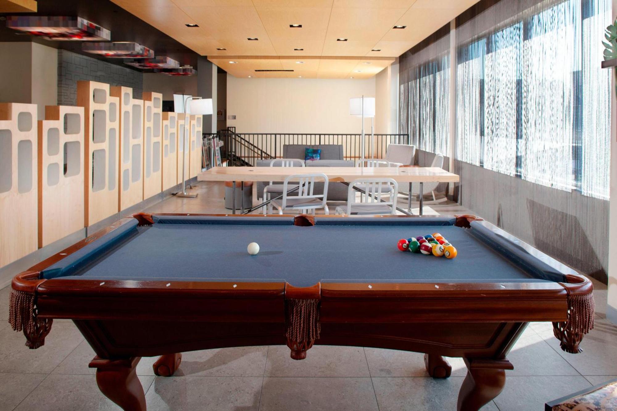 Отель Aloft Richmond West Шорт-Памп Экстерьер фото