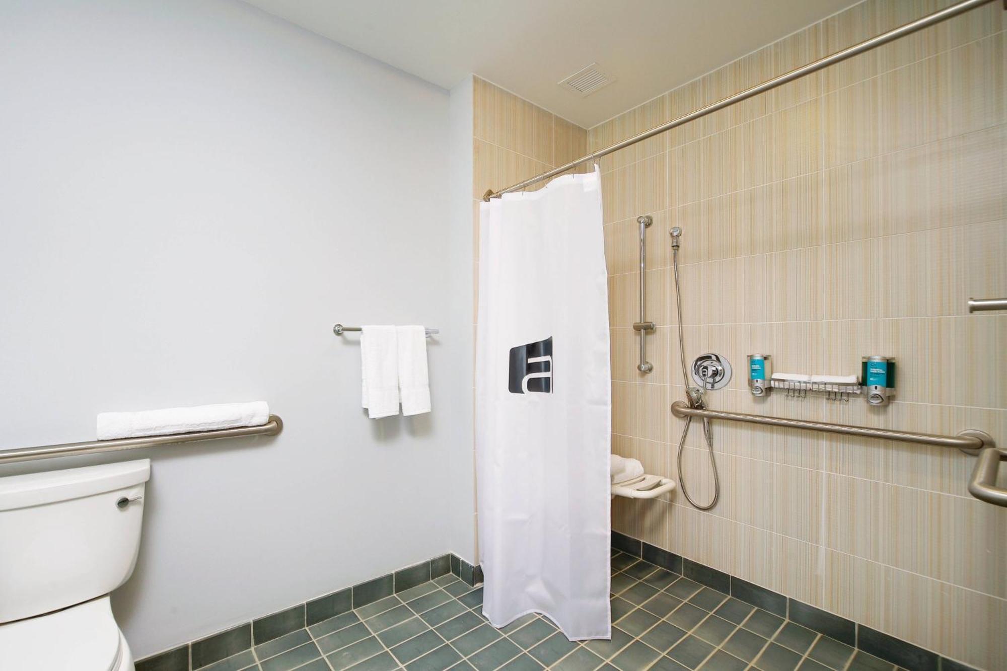 Отель Aloft Richmond West Шорт-Памп Экстерьер фото